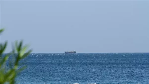 ناقلة باكستانية تحمل خام إماراتي تعبر مضيق هرمز وسط توترات جديدة