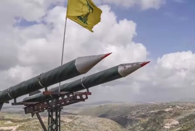 ماكرون يدعو حزب الله لنزع سلاحه ويؤكد دعم الهدنة مع إسرائيل