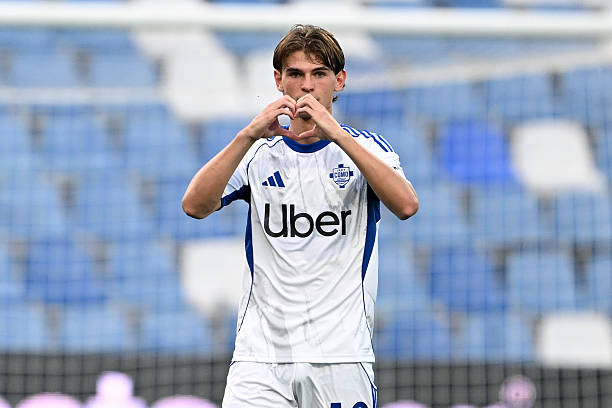 نيكو باز يؤكد استمراره مع كومو وينفي أي مفاوضات مع إنتر ميلان