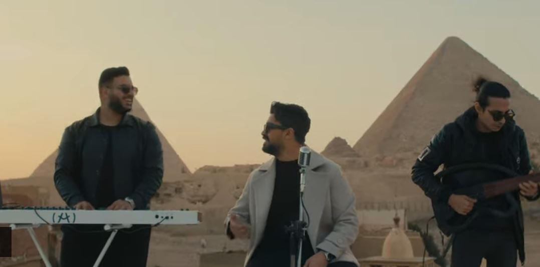 مينا عطا يطلق كليب "الدنيا بتلعب بينا" عند سفح الأهرامات