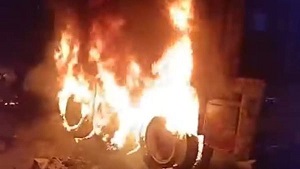 حريق سيارة نقل ثقيل يعرقل الحركة على طريق القاهرة - الإسكندرية