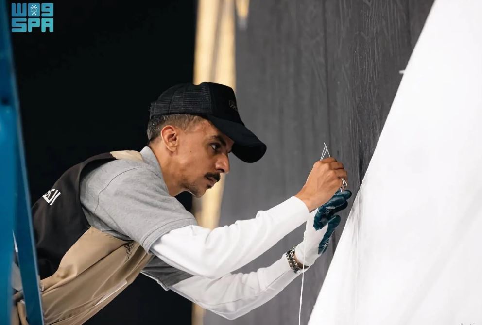 رفع كسوة الكعبة المشرفة 3 أمتار استعدادًا لموسم الحج 1447هـ