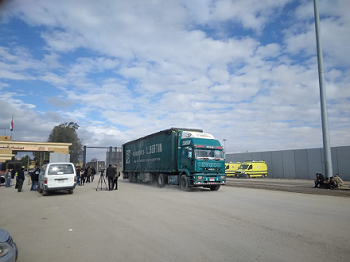 استئناف إدخال شاحنات المساعدات إلى غزة عبر كرم أبو سالم