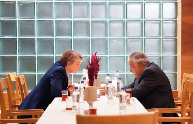 وزيرة خارجية بريطانيا تدعو لتمديد وقف إطلاق النار بين طهران وواشنطن