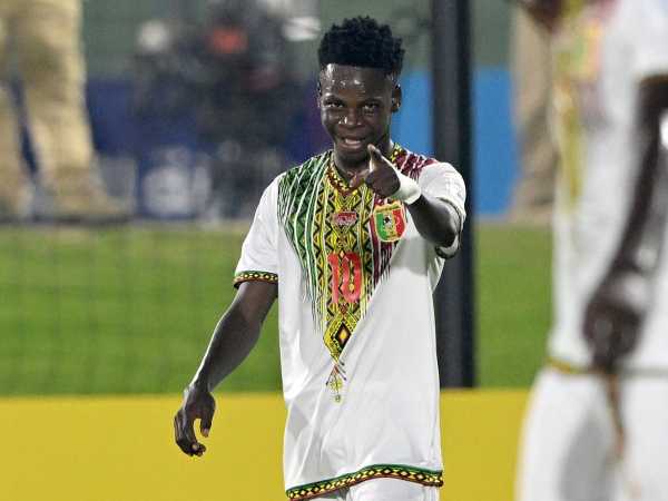 برشلونة يتفوق على تشيلسي في سباق ضم الموهبة المالية ديمبيلي