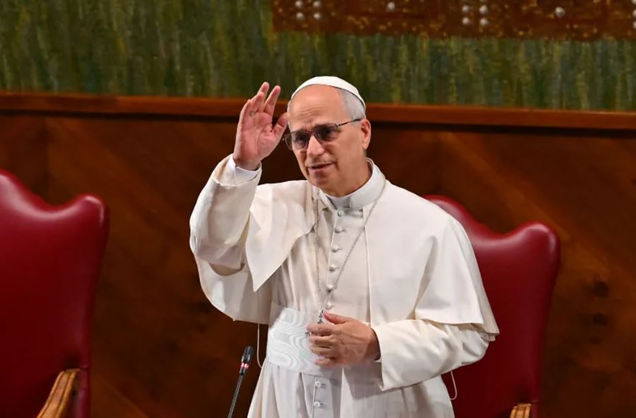 البابا ليو الرابع عشر يتأمل تاريخ الحزن في مزار أنجولي تاريخي