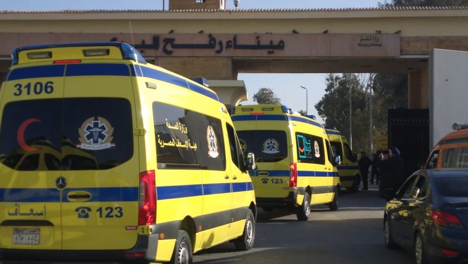معبر رفح يستقبل 135 فلسطينياً للعلاج في المستشفيات المصرية