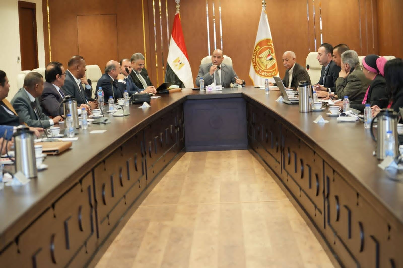وزير العمل يبحث تطوير تشريعات جديدة لتعزيز سوق العمل في اجتماع هام