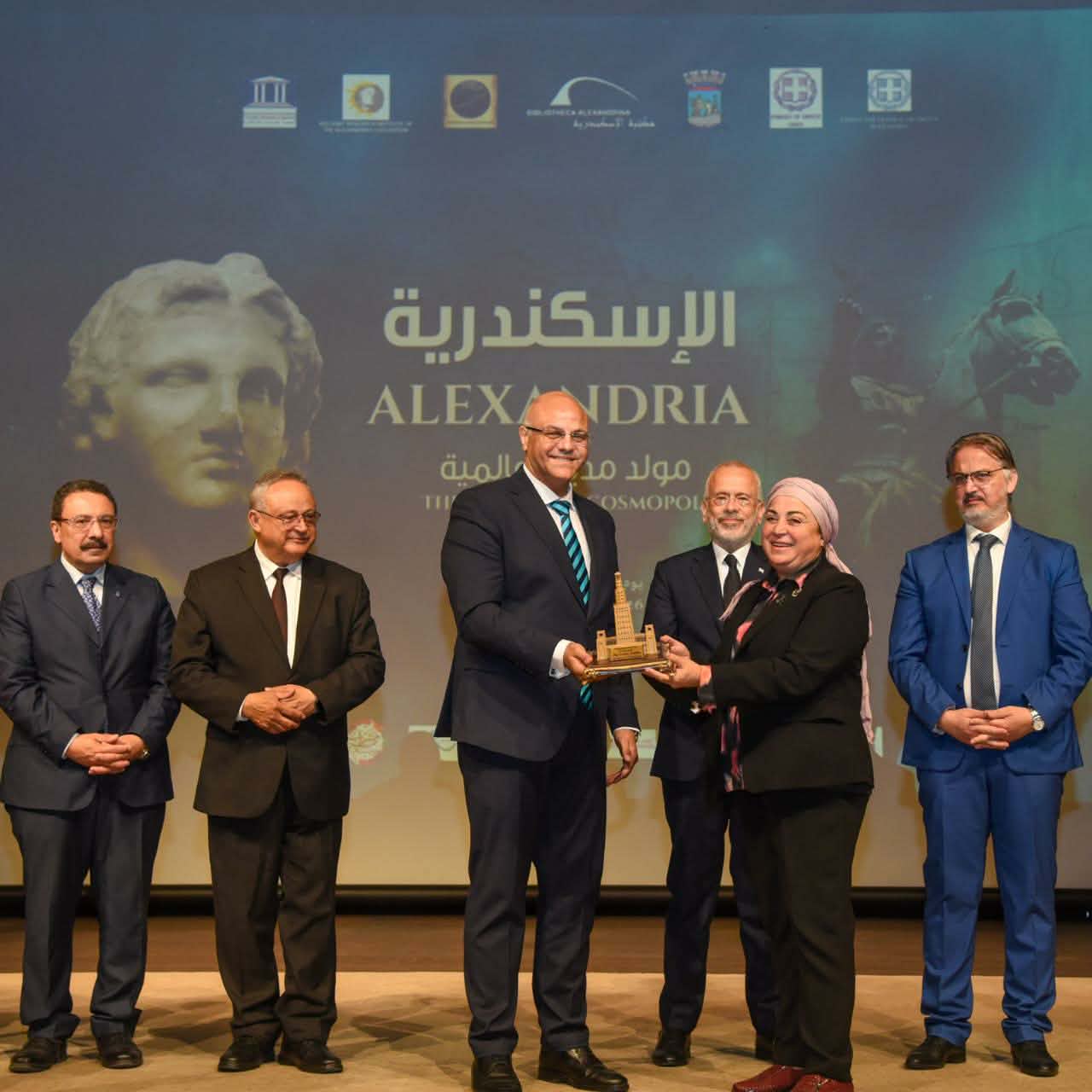 تكريم رئيس أكاديمية الفنون في احتفالية تاريخية بالإسكندرية