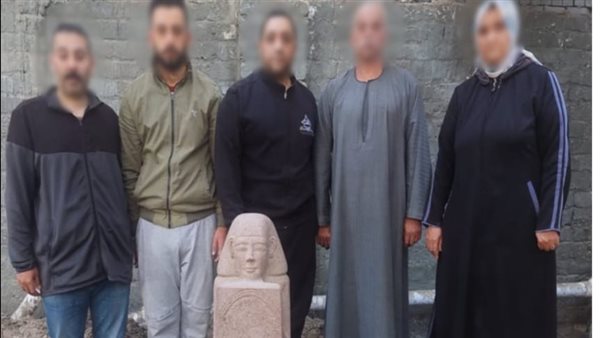 القبض على خمسة أشخاص بحوزتهم تمثال أثري نادر في البدرشين