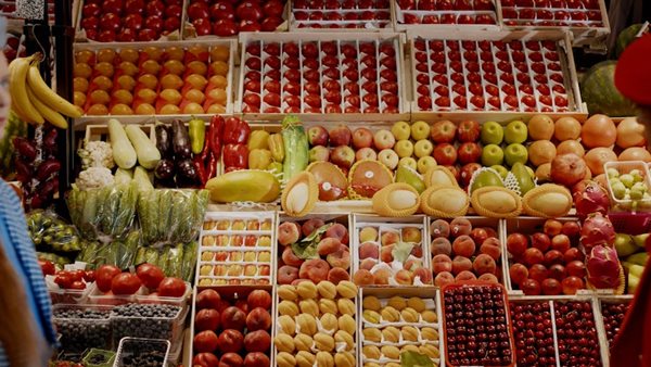 أسعار الفاكهة تتقلب بين الارتفاع والانخفاض في سوق العبور اليوم