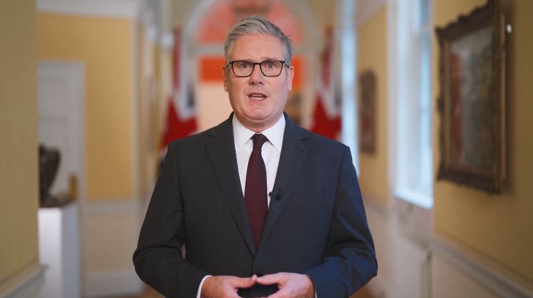 ستارمر يعلن استمراره في القيادة رغم الجدل المحيط بتعيينه لمندلسون