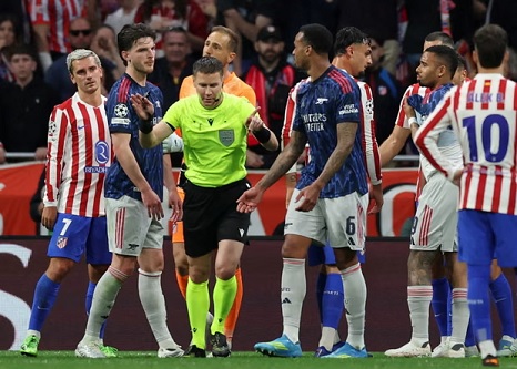 أرتيتا يعبّر عن غضبه بعد قرار تحكيمي مثير في مواجهة أتلتيكو