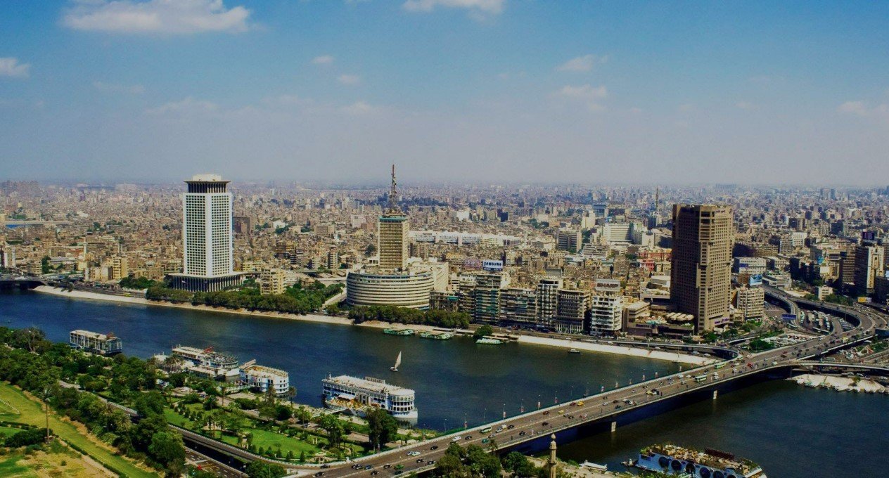 طقس غدٍ مائل للحرارة مع فرص لأمطار رعدية على السواحل الشمالية
