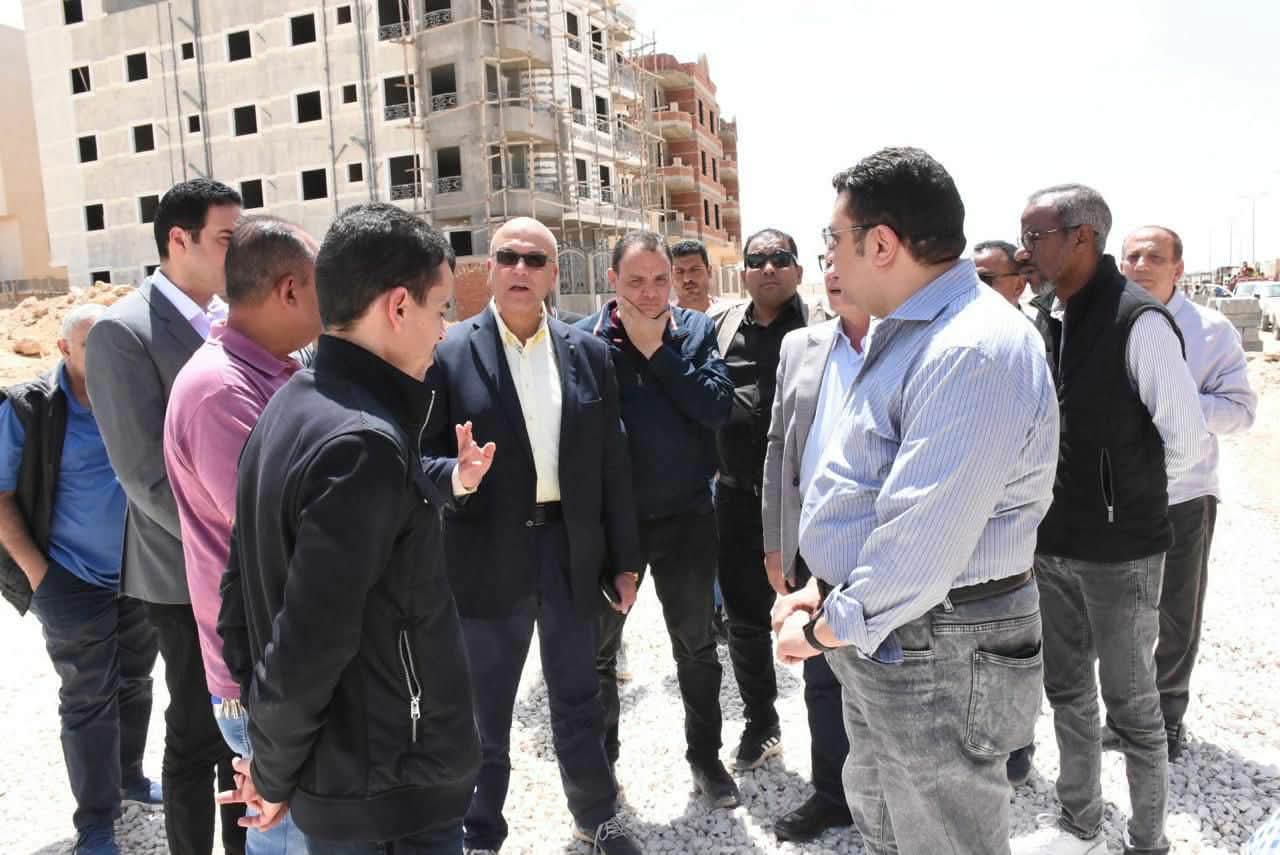 نائب وزيرة الإسكان يتفقد مشروعات المرافق في القاهرة الجديدة
