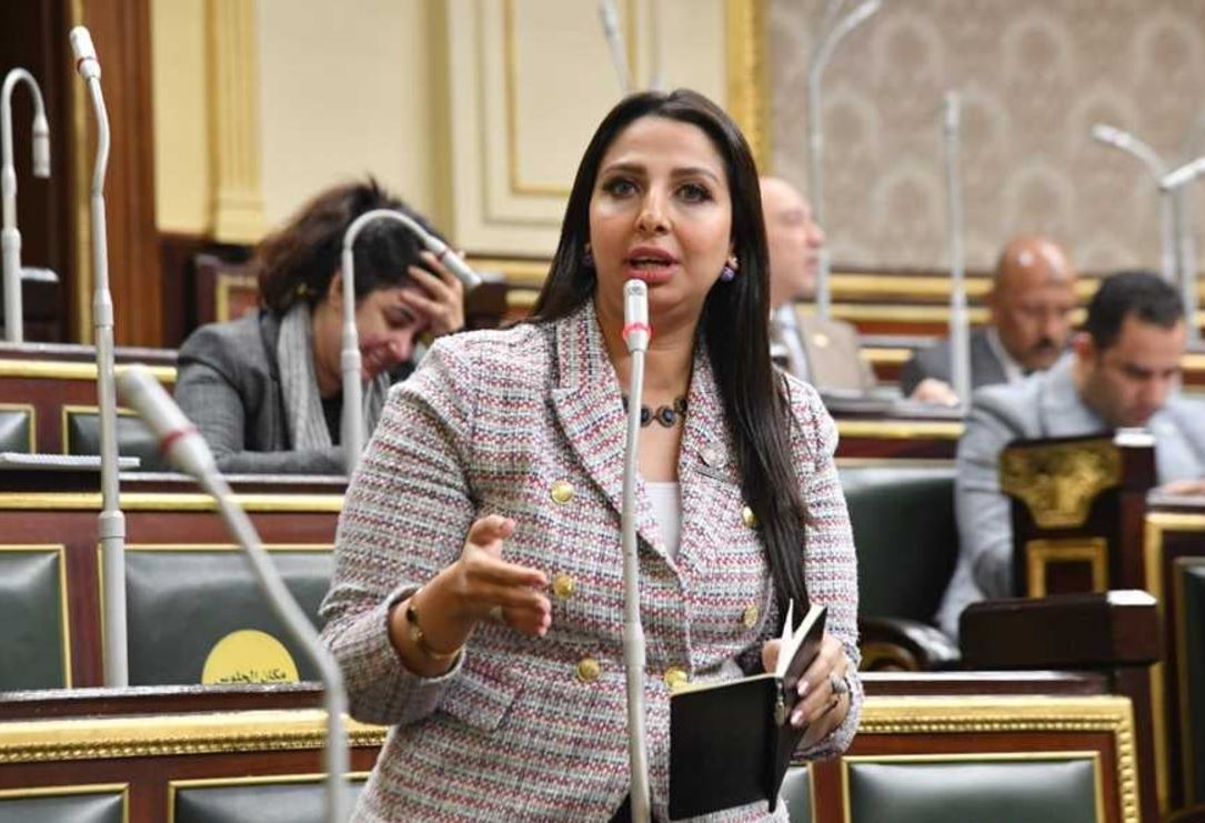 نشوى الشريف تتساءل: لماذا يتاح فسخ الزواج للزوجة فقط؟