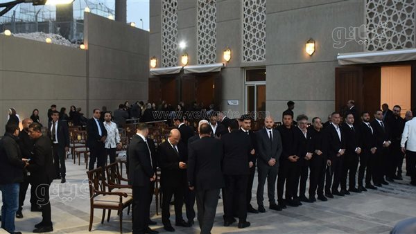 نجوم الفن والإعلام يساندون عائلة هاني شاكر في وداعه الأخير