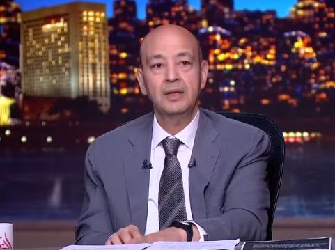 عمرو أديب ينتقد المبالغة في الاحتفاء بقطع وزير النقل تذكرة المونوريل