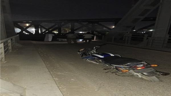 إنقاذ شاب من نهر النيل واحتجاز اثنين آخرين في حادث كوبري نجع حمادي