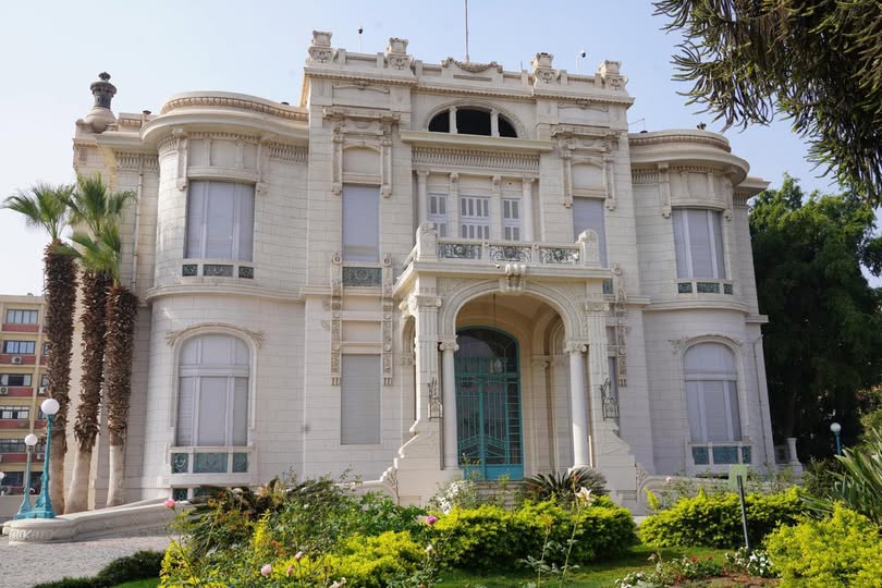 جامعة عين شمس تكشف ملابسات حادثة خادشة للحياء أمام كلية البنات