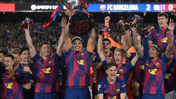 برشلونة يحتفل بلقب الدوري والسوبر في موكب كبير وسط الجماهير