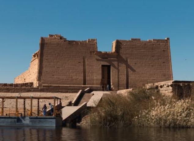 وزير السياحة يوقف العمل بأكشاك معبد كلابشة ويشكل لجنة للتحقيق