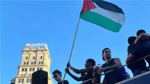 لامين يامال يثير الجدل بحمله علم فلسطين في احتفالات برشلونة