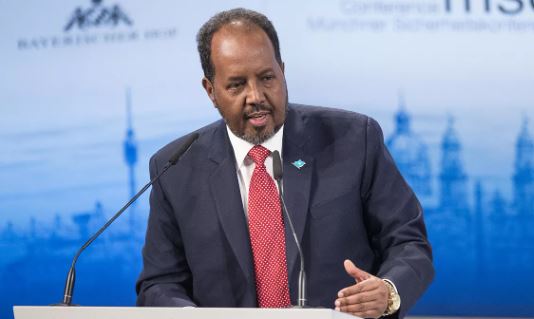 الرئيس الصومالي يعلن بدء تنفيذ الدستور الجديد ويحدد ملامح الحكومة المقبلة