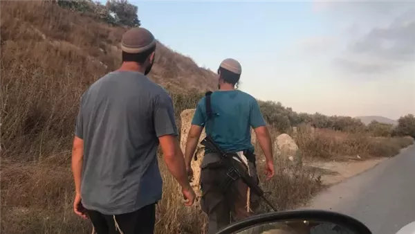 اعتداءات مستوطنين على محلات تجارية في القدس تحت حماية الشرطة الإسرائيلية