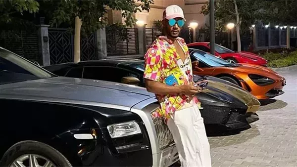 محمد رمضان يوضح سبب ظهوره مع سياراته الفاخرة