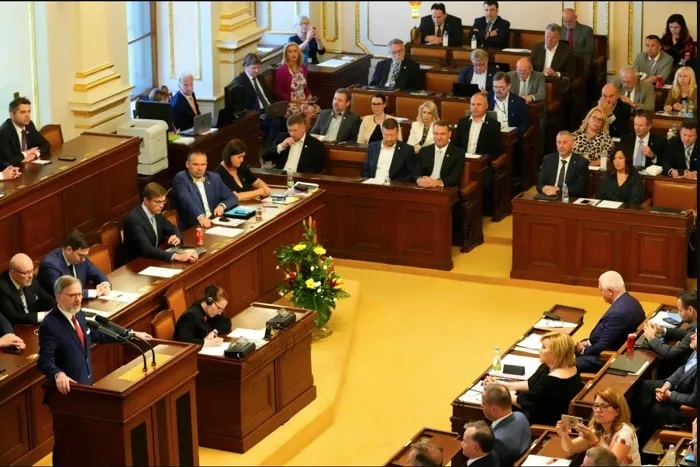 الحكومة التشيكية تبحث زيادة مخصصات الوالدين وتعديلات على قوانين الطرق