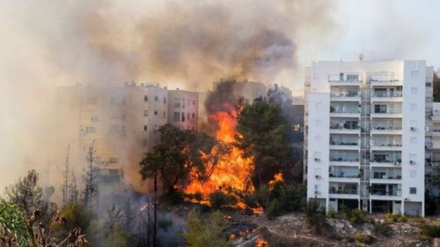 إجلاء آلاف السكان في كاليفورنيا بسبب حريق غابات يهدد المنازل