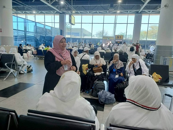 وزارة السياحة تطلق قافلة توعوية لحجاج السياحة بمطار القاهرة