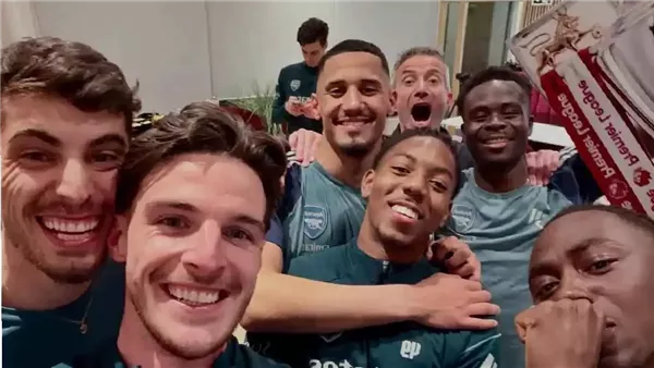 آرسنال يحتفل بالتتويج بالدوري الإنجليزي بعد غياب 22 عامًا