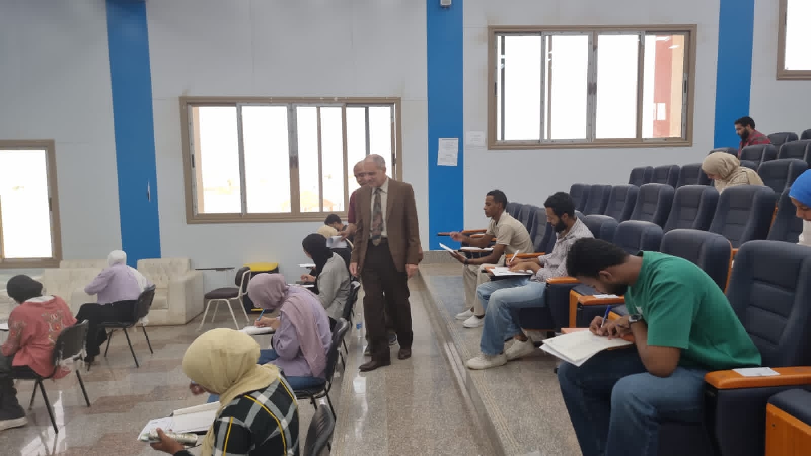 رئيس جامعة أسوان يتفقد امتحانات كلية الألسن ويؤكد على توفير الأجواء المناسبة