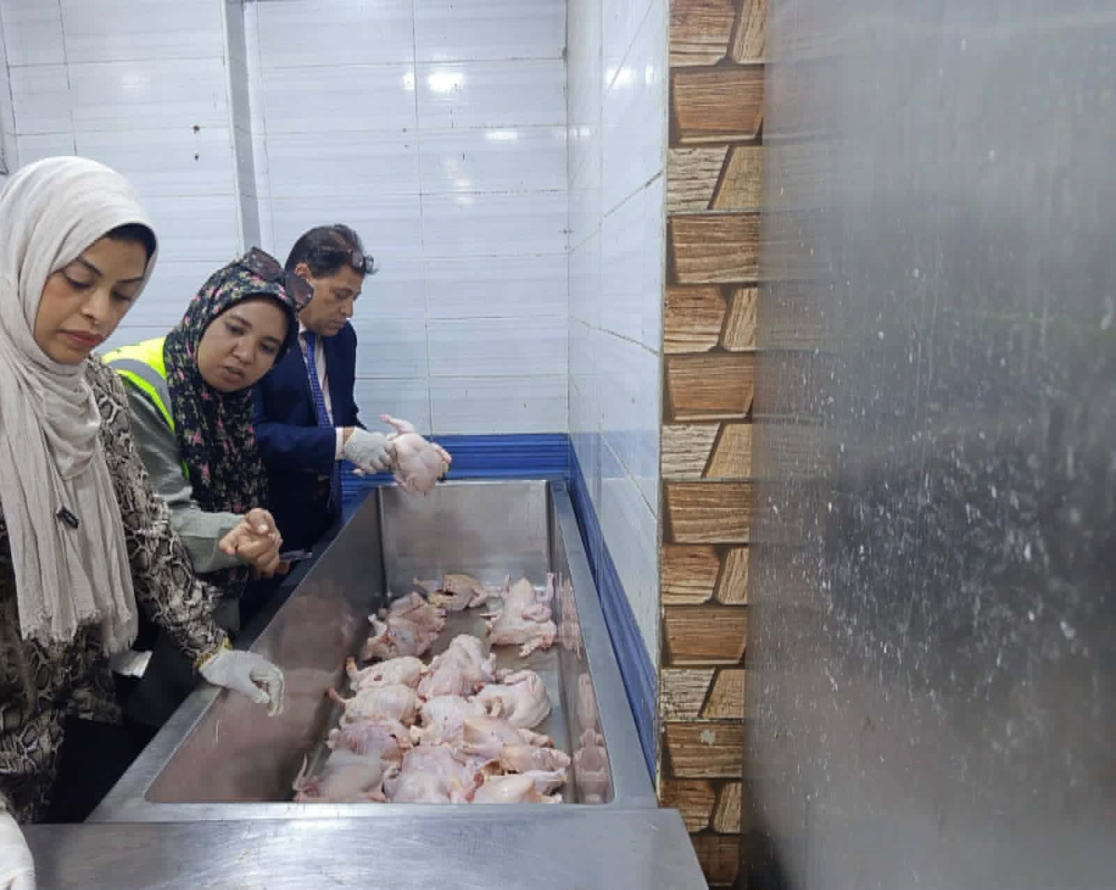ضبط 101 كيلو من اللحوم والدواجن الفاسدة في مطعم بالأقصر