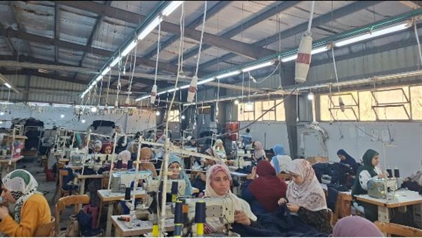 جولة داخل مصنع ملابس بالقليوبية تكشف أسرار الصناعة وأسعار العيد