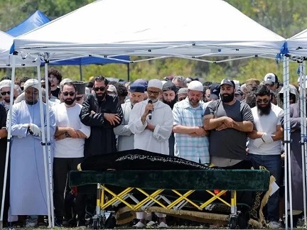 أكثر من 2000 شخص يشيعون أبطال الهجوم على مسجد بسان دييجو