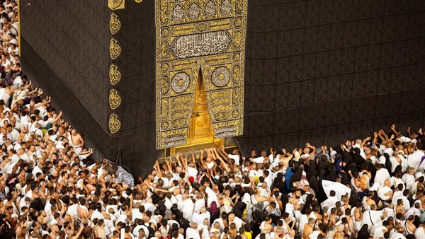 الإفتاء توضح حكم المزاحمة على استلام الحجر الأسود أثناء الحج