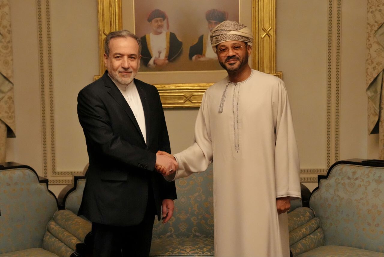 وزراء الخارجية العماني والإيراني يبحثان سبل تعزيز الدبلوماسية الإقليمية