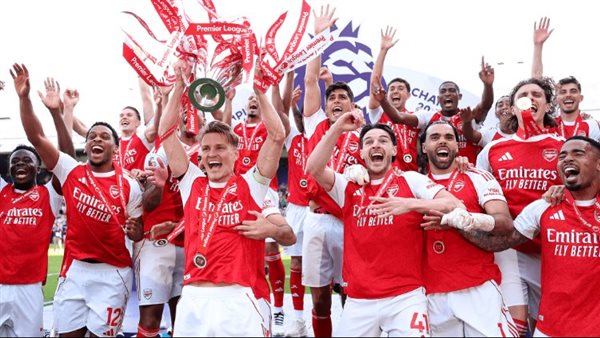 آرسنال يتوج بلقب الدوري الإنجليزي في أرقام استثنائية بعد 22 عامًا من الغياب