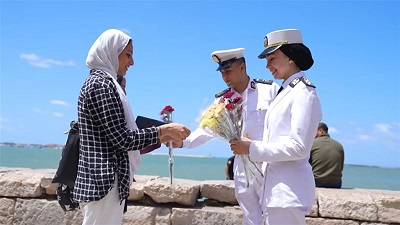 رجال الشرطة يحتفلون بعيد الأضحى بتوزيع الورود على المواطنين