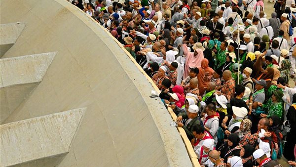 ضيوف الرحمن يواصلون رمي الجمرات وسط اهتمام سعودي كبير