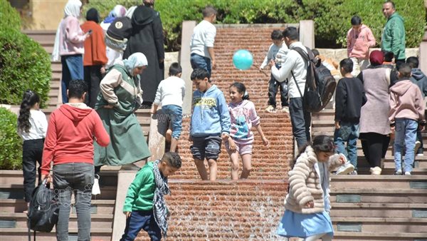 زوار الأزهر بارك يهربون من حرارة العيد تحت ظلال الأشجار
