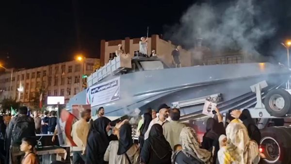 إيران تكشف عن زورق هجومي جديد بمدى 700 كيلومتر لتعزيز قدراتها البحرية