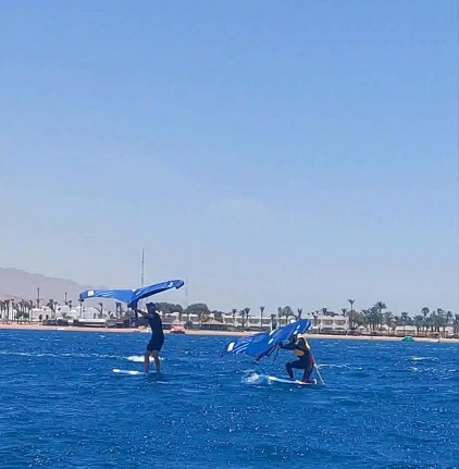 نشاط الرياح يعزز السياحة المائية في مدينة دهب