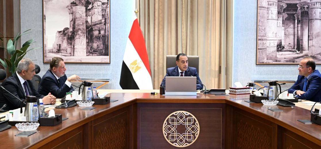رئيس الوزراء يبحث مع المركزي والمالية تعزيز الأداء الاقتصادي المصري