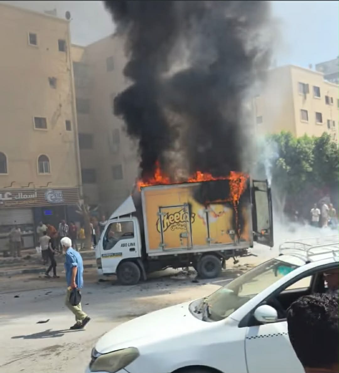 السيطرة على حريق سيارة مواد غذائية بالمقطم دون إصابات
