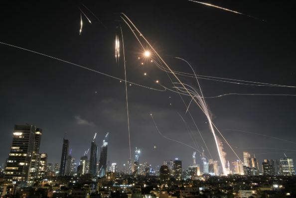 توتر متصاعد: إيران تطلق صواريخ على إسرائيل وجيش الاحتلال يعترضها بنجاح