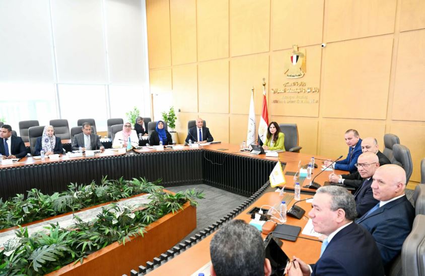 وزيرة الإسكان تؤكد أهمية الجودة في مشروعات مياه الشرب والصرف الصحي
